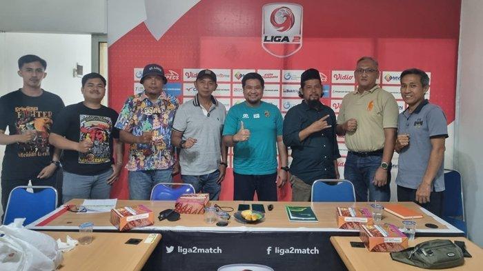 Manajer Sriwijaya FC Ajie Syahrial Bastari didampingi Ketua Panitia Pelaksana (Local Organizing Committee/LOC) Pertandingan Sriwijaya FC Liga 2 Tahun 2024/2025 Dwi Asa Verano, S.T., M.Kom saat menggelar silaturahmi dengan pentolan 3 kelompok suporter yakni: Ketua Umum Sriwijaya Mania (S-MAN) Eddy Ismail, Ketua Umum Singa Mania Yayan Hariansyah, dan Capo Tifoso Ultras Palembang Qusoi di kantor Sriwijaya FC, Sabtu (7/9/2024).
