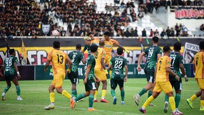 Suporter Ultras Palembang di tribun timur Stadion Gelora Sriwijaya Jakabaring Palembang menyemangati tim Sriwijaya FC saat menghadapi PSKC Cimahi yang berakhir skor 1-1, Sabtu (14/9/2024) sore.