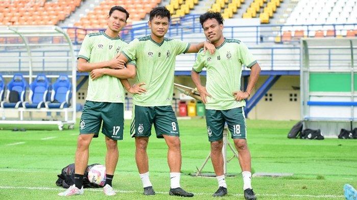 Kapten Tim Sriwijaya FC Tegar Hening Pangestu berofoto bareng Zakaria dan Chris Rumbiak di Stadion Si Jalak Harupan Bandung.