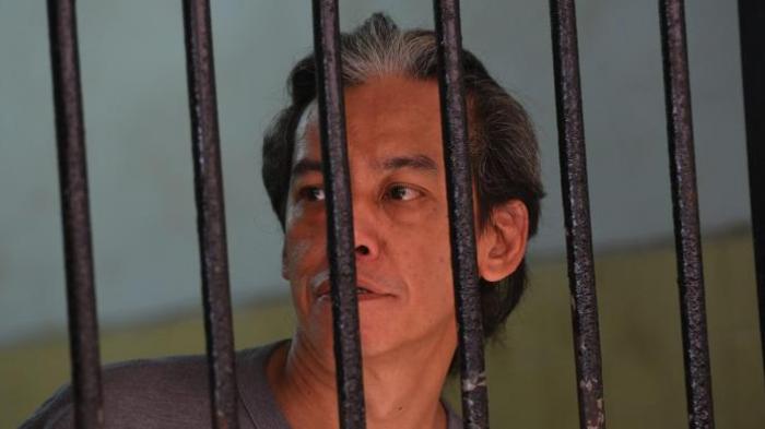 Terdakwa kasus narkoba Fariz RM menunggu dimulainya persidangan di ruang tahanan khusus Pengadilan Negeri Jakarta Selatan, Senin (16/3/2015). Artis Fariz RM ditangkap polisi pada 6 Januari 2015 lalu dengan dugaan menggunakan narkoba.