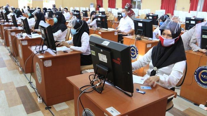 Peserta mengikuti ujian Seleksi Kompetensi Bidang (SKB) CPNS formasi tahun 2019 di Kantor Regional VII BKN Palembang, Selasa (1/9/2020). Tes menerapkan protokol kesehatan Covid-19, peserta wajib masker, sebelum masuk ruang ujian, diwajibkan cuci tangan dan jaga jarak. Sebelumnya peserta di masuk tunggu steril.