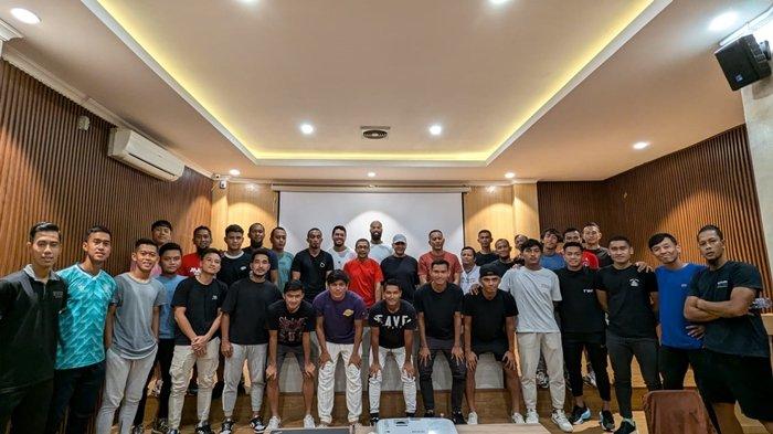 Tim Sriwijaya FC bareng manajemen PT SOM yang siap mengarung kompetisi Liga 2 2024/25.