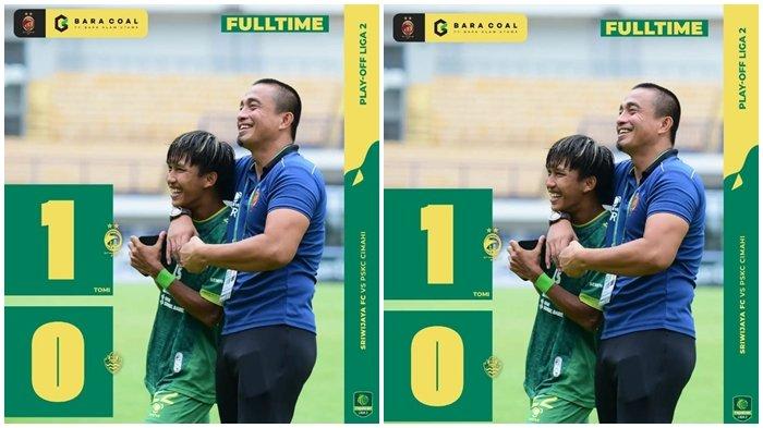Winger Tomi Darmawan sang pencetak gol kemenangan Sriwijaya FC menangis haru dipeluk pelatih kiper Ferry Rotinsulu usai menundukkan PSKC Cimahi dengan skor 0-1 pada laga kelima play-off degradasi Liga 2 2023/24 di Stadion GBLA Bandung, Jumat (26/1/2024).