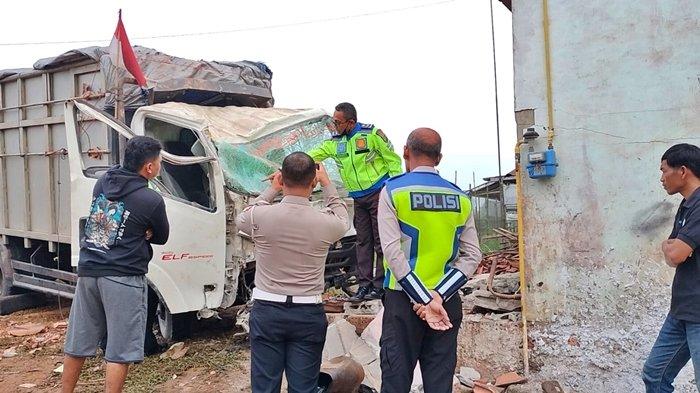 Truk diduga pengangkut minyak ilegal yang menabrak rumah warga sebelumnya sempat menabrak pasutri hingga tewas di lokasi kejadian, Selasa (22/8/2023).