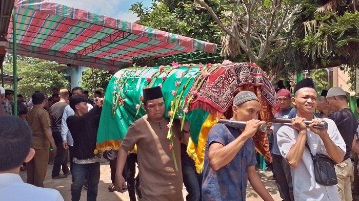 Jenazah pasutri korban ditabrak truk diduga pengangkut minyak ilegal dibawa dari rumah duka untuk dimakamkan, Selasa (22/8/2023).