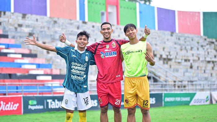 PENGGAWA PUTRA SUMSEL - kiper Try Hamdani (tengah) bersama dua penggawa Sriwijaya FC putra Sumsel lainnya Masagus Zakaria dan Muhammad Fadly usai menghadapi Nusantara United FC pada laga pamungkas babak playoff degradasi Pegadaian Liga 2 2024/25 di Stadion Kebo Giro, Boyolali, Jawa Tengah, Sabtu (15/2/2025). Try Hamdani menyatakan siap gabung kembali pasca Sriwijaya FC berhasil lolos dari babak playoff degradasi Pegadaian Liga 2 2024/25 ini.