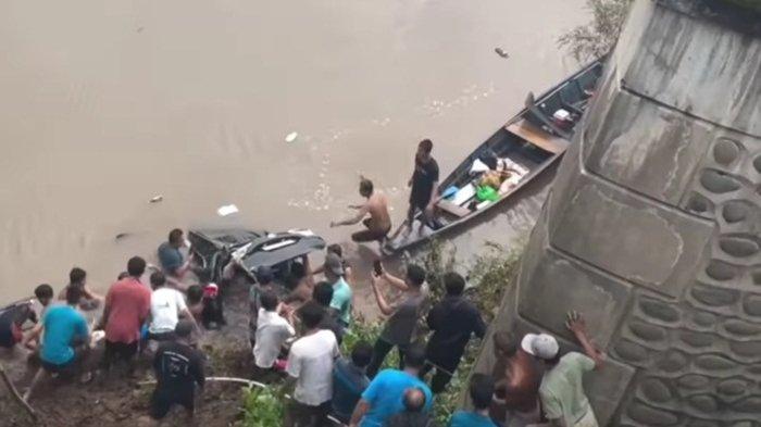 Sosok Tati dan Sundari, warga Kabupaten Musi Rawas Utara (Muratara) yang tewas bersama mobil terjun ke Sungai Kelingi di Kabupaten Musi Rawas (Mura).