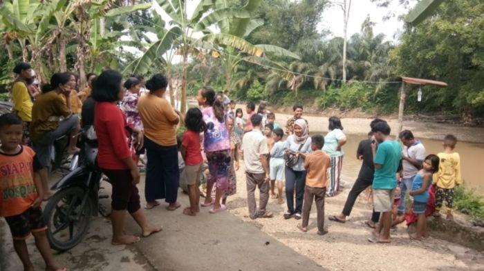 Warga Desa Karang Anyar, Kecamatan Rupit, Kabupaten Musi Rawas Utara (Muratara) ramai-ramai datang ke sungai karena ada warga mengaku melihat antu banyu di sungai Rawas, Jumat (11/6/2021).