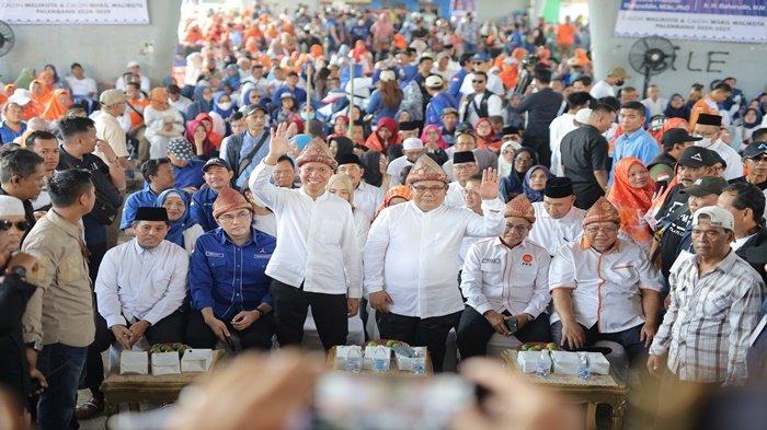 Pasangan Bakal Calon (Balon) Walikota dan Wakil Walikota Palembang Yudha Pratomo Mahyudin (YPM)- Baharuddin, melaksanakan deklarasi sebagai peserta Pilkada 2024 di bawah 'Proyek' Jembatan Ampera Palembang, Sabtu (27/7/2024) sore.