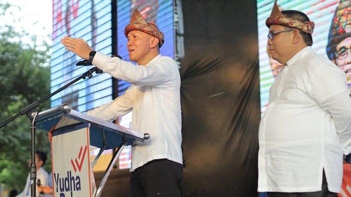 Yudha - Bahar pasangan bakal calon Walikota dan wakil walikota Palembang pertama yang mendeklarasikan sebagai peserta Pilkada 2024 di bawah 'Proyek' Jembatan Ampera Palembang, Sabtu (27/7/2024) sore.