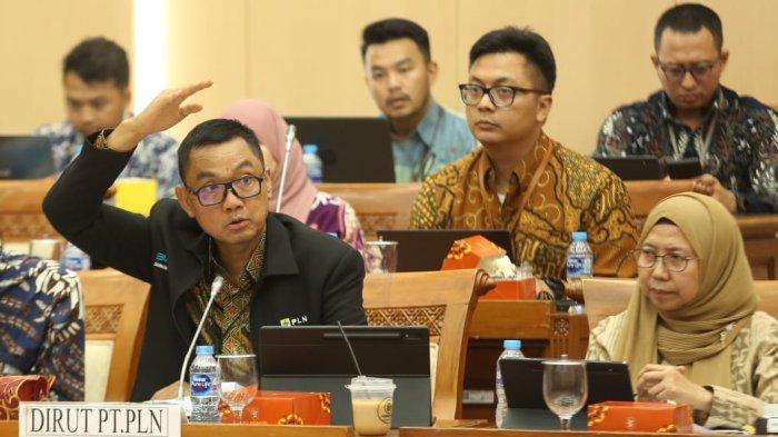 Direktur Utama PLN Darmawan Prasodjo (kiri) didampingi Direktur Niaga dan Retail PLN, Edi Srimulyanti (kanan) saat memaparkan upaya transisi energi yang dilakukan oleh PLN dalam Rapat Dengar Pendapat dengan Komisi VII DPR RI, di Jakarta, Rabu (5/7).