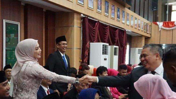 Ketua PPP Sulteng Fairus Husen Maskati berjabat tangan dengan Ahmad M Ali dalam bertemuan di DPRD beberapa waktu lalu.