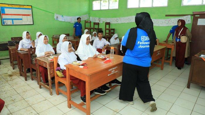 Dokumentasi Jurnalis Mengajar dalam rangkaian pemberikan bantuan ke SD Gn Geulis 1 dan 2 berupa fasilitas pembangunan pendidikan dan alat sekolah.