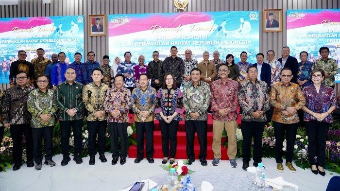 Kementerian Agraria dan Tata Ruang/Badan Pertanahan Nasional (ATR/BPN) menyelenggarakan Ramah Tamah bersama Komisi II Dewan Perwakilan Rakyat Republik Indonesia (DPR RI) Periode 2019-2024 pada Jumat (27/09/2024) di Kementerian ATR/BPN, Jakarta.