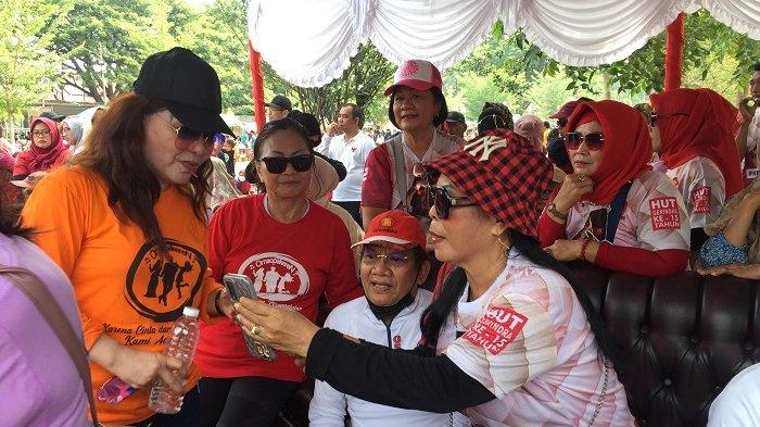 Ketua Dewan Pimpinan Daerah Partai Gerindra Sulteng Longki Djanggola menjadi incaran emak-emak untuk foto bersama selama pelaksanaan Jalan Santai di Kota Palu. Jalan Santai dihadiri Longki Djanggola di Lapangan Vatulemo, Jl Balai Kota Timur, Kelurahan Lolu Selatan, Kecamatan Palu Selatan, Kota Palu, dalam rangka HUT Partai Gerindra.