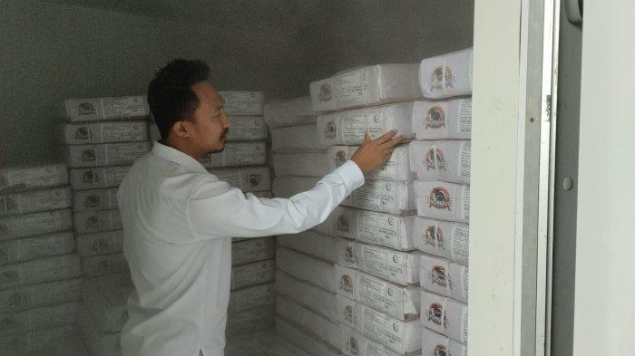 Manajer Bisnis Perum Bulog Kanwil Sulteng, Abd Halim Sarro memperlihatkan stok daging beku milik Bulog untuk memenuhi kebutuhan pangan jelang Natal 2023 dan Tahun Baru 2024.