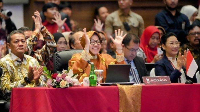 Menteri Sosial Tri Rismaharini dalam Forum Tingkat Tinggi ASEAN tentang Pembangunan Inklusif Disabilitas dan Kemitraan Pasca Tahun 2025 atau The ASEAN High Level Forum (AHLF) on Enabling Disability-Inclusive Development and Partnership beyond 2025 di Four Points Hotel Makassar, Selasa (10/10/2023).
