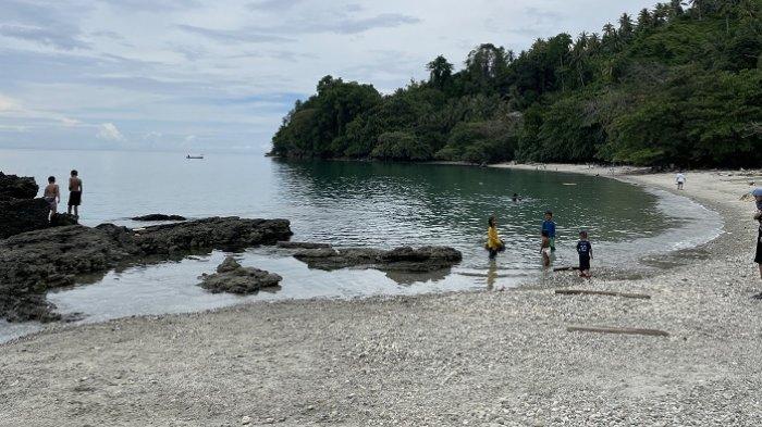 Pantai Enu, Desa Enu, Kecamatan Sindue, Kabupaten Donggala, Sulawesi Tengah, jadi destinasi wisata digandrungi wisatawan di musim libur. Pantai Enu ramai dikunjungi wisatawan sejak H+2 libur lebaran.