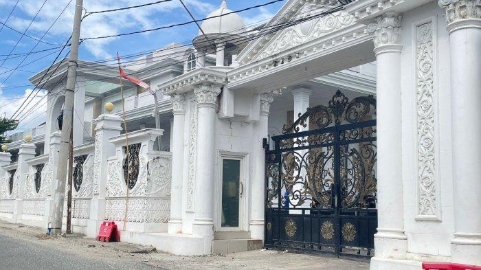 RUMAH AHMAD ALI - Kediaman Ahmad Ali di Kota Palu, Sulawesi Tengah, tertutup setelah Komisi Pemberantasan Korupsi (KPK) menggeledah rumahnya di Jakarta. Rumah pribadi calon Gubernur Sulteng itu berada di Jl Swadaya, Kelurahan Tanamodindi, Kecamatan Palu Selatan, Kota Palu, Sulawesi Tengah.