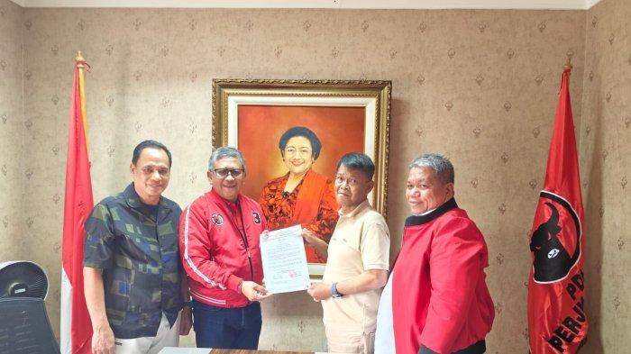 Incumbent Gubernur Sulteng Rusdy Mastura dan Wakil Gubernur Mamun Amir menerima restu dari Partai Demokrasi Indonesia Perjuangan (PDIP). Restu itu dalam bentuk rekomendasi yang diserahkan Sekjen Hasto Kristiyanto di Kantor DPP PDI Perjuangan.