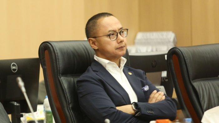Wakil Ketua Komisi VII DPR RI, Eddy Soeparno saat mengikuti Rapat Dengar Pendapat dengan Direksi PLN, Rabu (5/7).