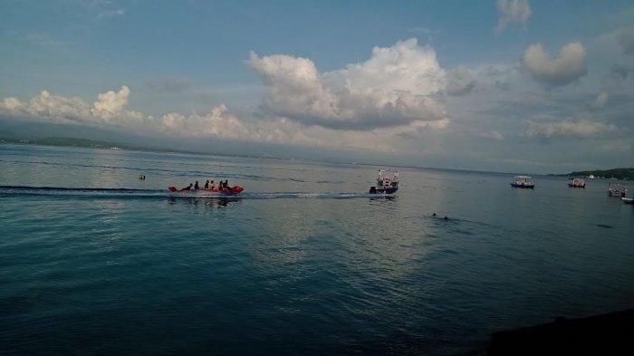 Objek wisata Pantai Tanjung Karang, Kabupaten Donggala, Sulawesi Tengah, menjadi tujuan wisatawan saat libur akhir pekan, Minggu (1/8/2021).