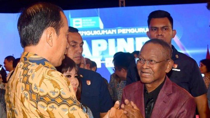 Gubernur Sulawesi Tengah Rusdy Mastura saling menyapa dengan Presiden Joko Widodo di Jakarta.
Pertemuan keduanya berlangsung di sela pengukuhan Dewan Pimpinan Nasional Asosiasi Pengusaha Indonesia (Apindo) di Jakarta.