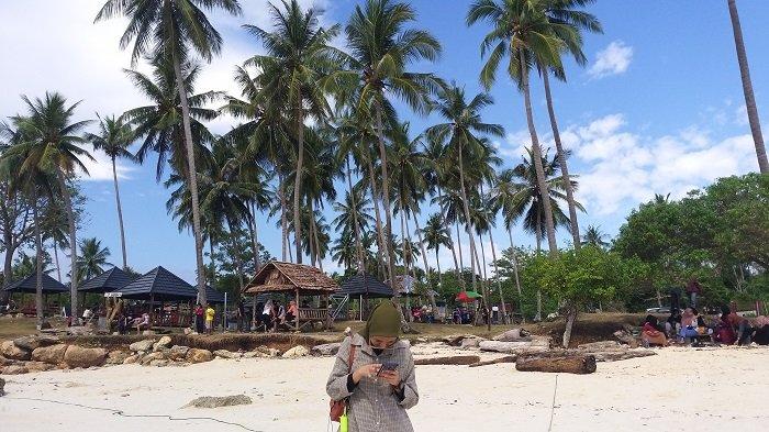 Pantai Bonebula Desa Limboro, Kecamatan Banawa Tengah, Kabupaten Donggala, Sulawesi Tengah ramai pengunjung di akhir pekan, Minggu (24/10/2021) siang.