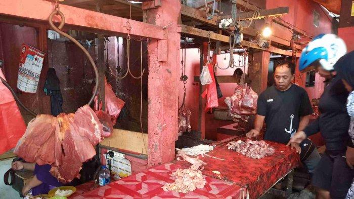 Pedagang daging sapi menunggui dagangannya di Pasar Induk Masomba Palu, Selasa (26/3/2019).