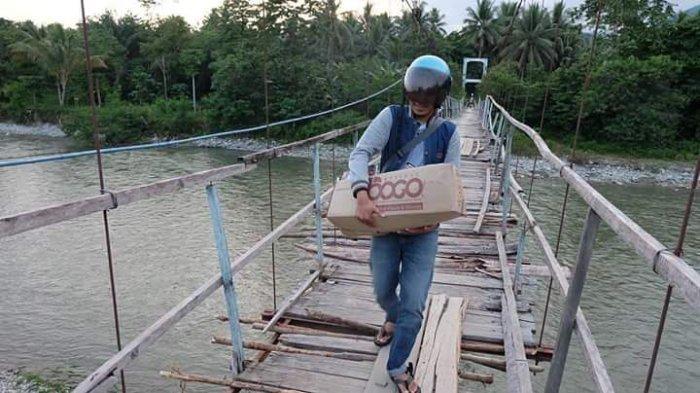 Potret Kawan Babaca melaksanakan kegiatan Perpustakaan Kardus dengan membawa buku dalam kardus ke daerah terpencil