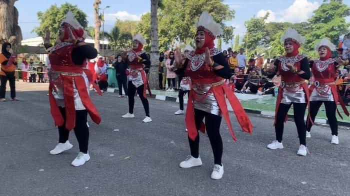 Salah satu kelompok peserta Lomba Senam Kreasi di Kantor Wali Kota Palu dengan pakaian unik.