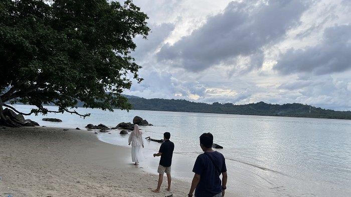 PANTAI LABUANA - Pantai Labuana ramai dikunjungi wisatawan pada hari terakhir libur lebaran Idul Fitri 2025.