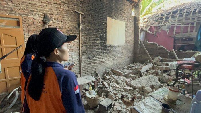 Petugas BPBD saat meninjau sejumlah rumah di Desa Lebo,Kecamatan Warungasem yang roboh akibat gempa 4,6 MG di Kabupaten Batang, Minggu (7/7/2024).