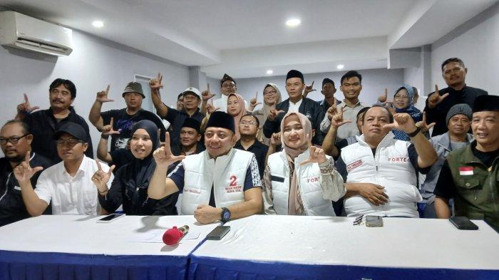 Pasangan calon Wali Kota dan Wakil Wali Kota Tegal nomor urut 2, Dedy Yon Supriyono-Tazkiyyatul Muthmainnah bersama tim saat konferensi pers, Rabu (27/11/2024).