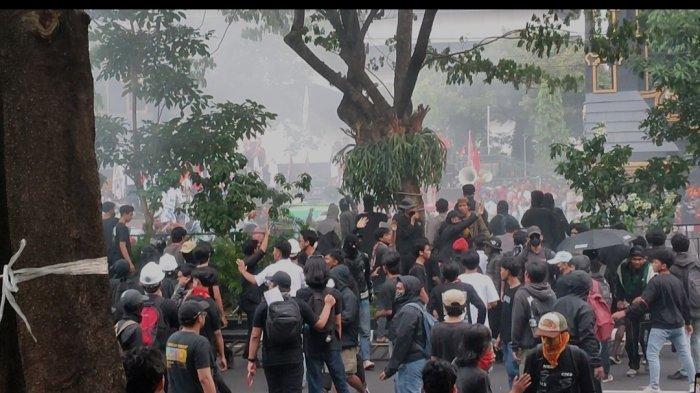 DEMO HARI BURUH - Kericuhan antara mahasiswa dengan polisi dalam aksi peringatan Hari Buruh Internasional atau May Day, di Jalan Pahlawan, Kota Semarang, Kamis 1 Mei 2025, petang. Kericuhan ini berujung penangkapan 18 mahasiswa. (Tribun Pantura/Iwan Arifianto)