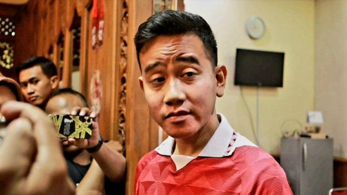 Wali Kota Solo, Gibran Rakabuming Raka saat memberikan keterangan kepada wartawan usai dibatalkannya Indonesia sebagai tuan rumah Piala Dunia U20, Kamis (30/3/2023).