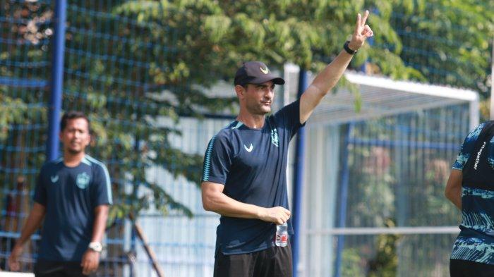 Pelatih PSIS Semarang Gilbert Agius saat memberikan arahan dalam sesi latihan tim Mahesa Jenar di Lapangan Wisesa Mranggen Demak, Jumat (24/11/2023) pagi.