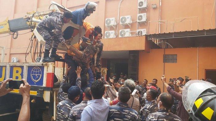 Proses evakuasi pemandu lagu (PL) yang terjebak kebakaran di Karaoke Orange Tegal, Senin (15/1/2024).