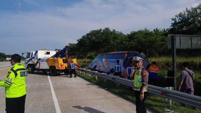 Kondisi bus Rosalia Indah yang terlibat kecelakaan maut di KM 370 A Semarang - Batang. Kecelakaan ini menewaskan tujuh orang. Sopir masih diperiksa intensif oleh polisi, Kamis (11/4/2024).