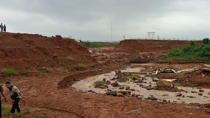 Kondisi tanggul yang jebol dan mengakibatkan banjir bandang di Desa Wangandowo, Kecamatan Bojong, Kabupaten Pekalongan.