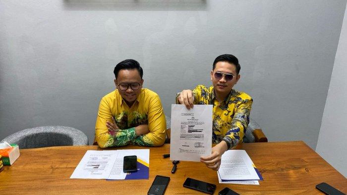 JUMPA PERS - Pengacara ibu korban DJP, Alif Abudrrahman menunjukkan surat laporan kasus dugaan pembunuhan bayi laki-laki berusia 2 bulan yang diduga dibunuh oleh ayah kandungnya yakni Brigadir AK anggota Direktorat Intelijen Keamanan (Ditintelkam) Polda Jateng, Kota Semarang, Selasa (11/3/2025). Pengacara ibu korban membeberkan kronologi kematian bayi 2 bulan itu. (Dok/Kantor Hukum Abdulrrahman & Co)