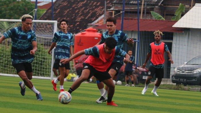 Sesi latihan perdana PSIS Semarang pasca kembali dari libur lebaran di Lapangan Wisesa Mranggen Demak, Jumat (12/4/2024).