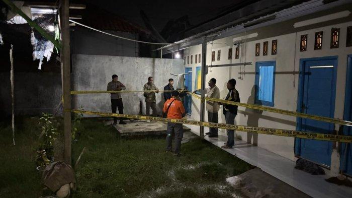 LOKASI KEJADIAN - Petugas kepolisian memasang garis polisi di tempat kejadian perkara (TKP) penusukan seorang wanita di rumah kos Jalan Sultan Hasanudin Kelurahan Keturen, Kecamatan Tegal Selatan, Kota Tegal, Kamis (6/3/2025). Penusukan tersebut dipicu putus cinta dan batal menikah. (Dok/Humas Polres Tegal Kota)
