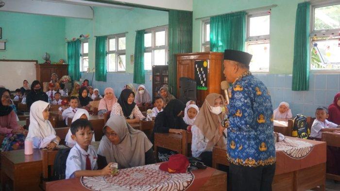 Orangtua dari peserta didik hadir secara langsung mendampingi putra-putri mereka pada hari pertama masuk sekolah di SDN Podosugih 1 Kota Pekalongan.