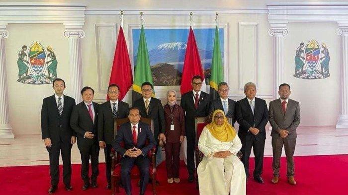 Penandatanganan Memorendum of Understanding (MoU) antara Direktur Utama PLN Darmawan Prasodjo dengan Managing Director TANESCO, Maharage Chande, di Dar Es Salaam, Tanzania, pada Selasa (22/8/2023) yang disaksikan langsung oleh Presiden RI Joko Widodo.