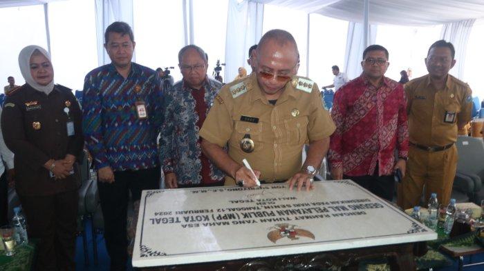 Wali Kota Tegal Dedy Yon Supriyono meresmikan Gedung Mal Pelayanan Publik (MPP) Kota Tegal, Senin (12/2/2024).