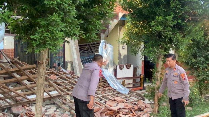 Kondisi Ruang Perpustakaan SDN Kalisalak Batang Roboh Akibat Gempa yang mengguncang Kabupaten Batang, Minggu (7/7/2024).