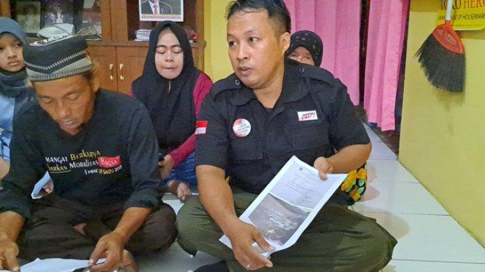 Pihak keluarga dari korban penganiayaan, Oki Kristodiawan (27) tahanan yang menjadi korban penganiayaan antar sesama tahanan di Banyumas saat menyatakan belum puas dengan proses hukum yang berjalan, Kamis (15/6/2023).