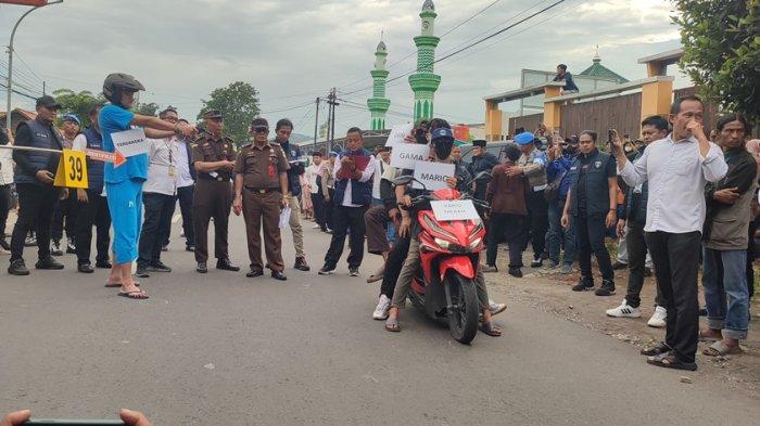 Adegan Aipda Robig Zaenudin (38) menembak tiga pelajar SMKN 4 Semarang masing-masing Gamma atau GRO (17) , SA (17) dan AD (16) di depan Alfamart Jalan Candi Penataran Raya, Ngaliyan, Kota Semarang, Senin (30/12/2024).