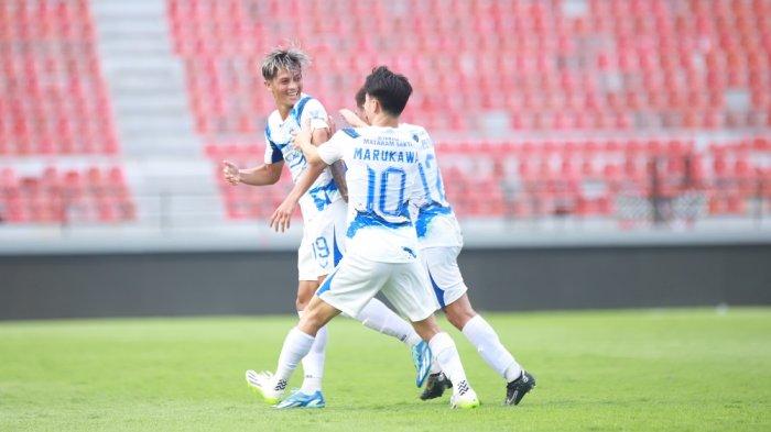 Selebrasi pemain PSIS Semarang Alfeandra Dewangga usai mencetak gol ke gawang Arema FC dalam laga lanjutan BRI Liga 1 2023/2024 pekan ke-24 di Stadion Kapten I Wayan Dipta Gianyar, Senin (5/2/2024).